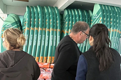 Inflatable paddleboard customer visits the factory Inflatable paddleboard customer visits the factory